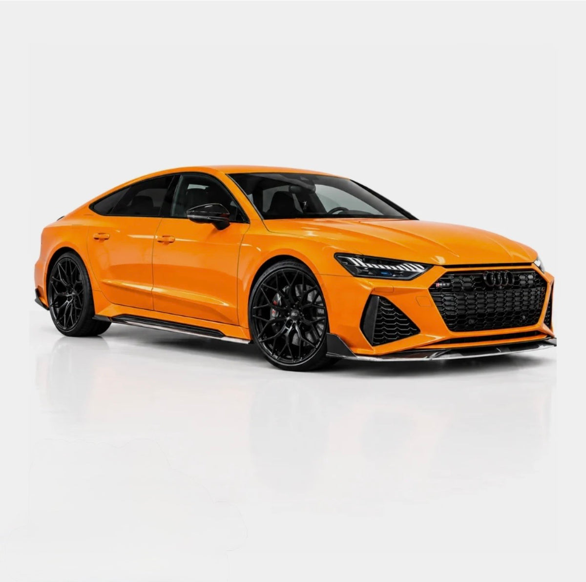 Audi RS7 C8 Sportback mit CPG + V1 Dry-Carbon Komplettkit – Front- und Seitenansicht in Orange