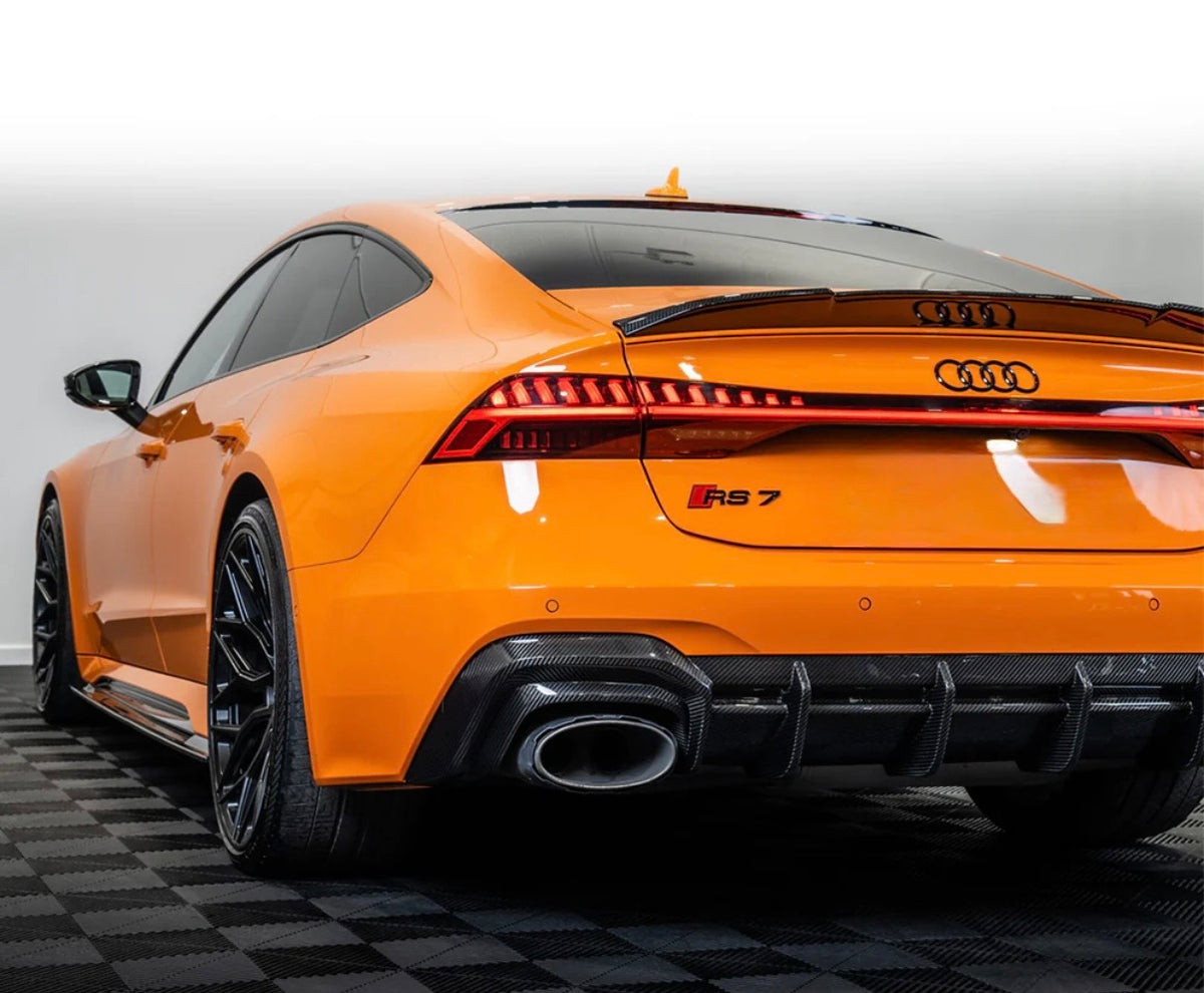 Audi RS7 C8 mit V1 Dry-Carbon Heckdiffuser und Heckspoiler – schräge Heckansicht