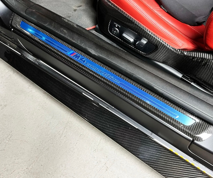 Montierte Carbon Einstiegsleisten-Umrandung im BMW Einstiegsbereich mit sportlicher Carbonoptik