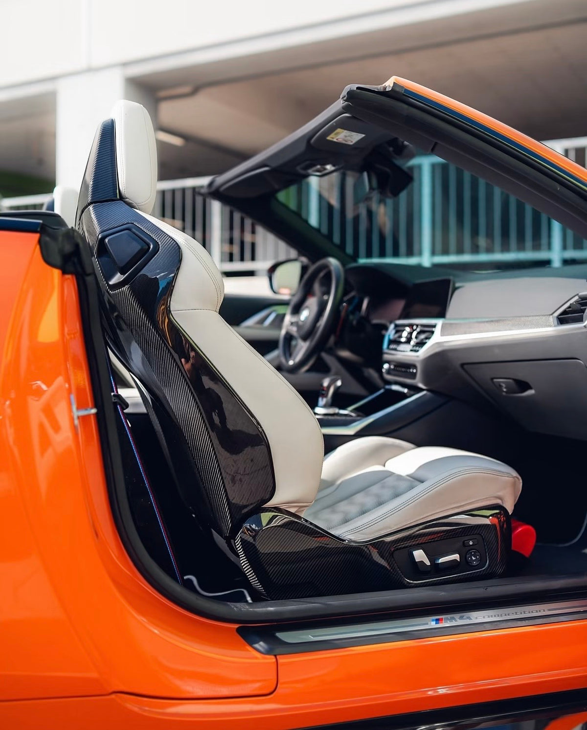 BMW Innenraum mit Carbon Kopfstützen Cover