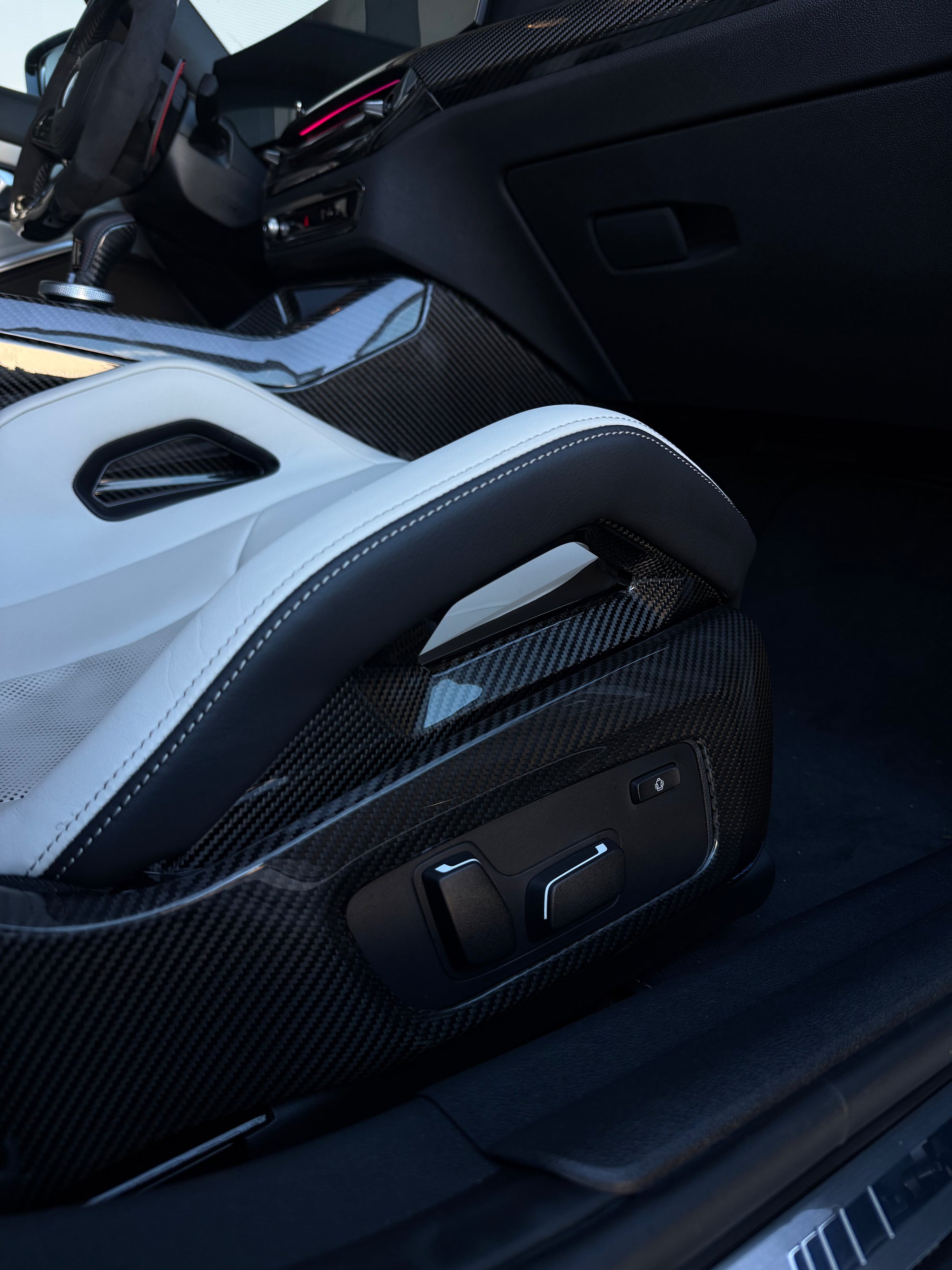 CPG V1 Dry-Carbon Sitzschalenabdeckung am BMW Sitz montiert – hochwertige Carbon-Optik