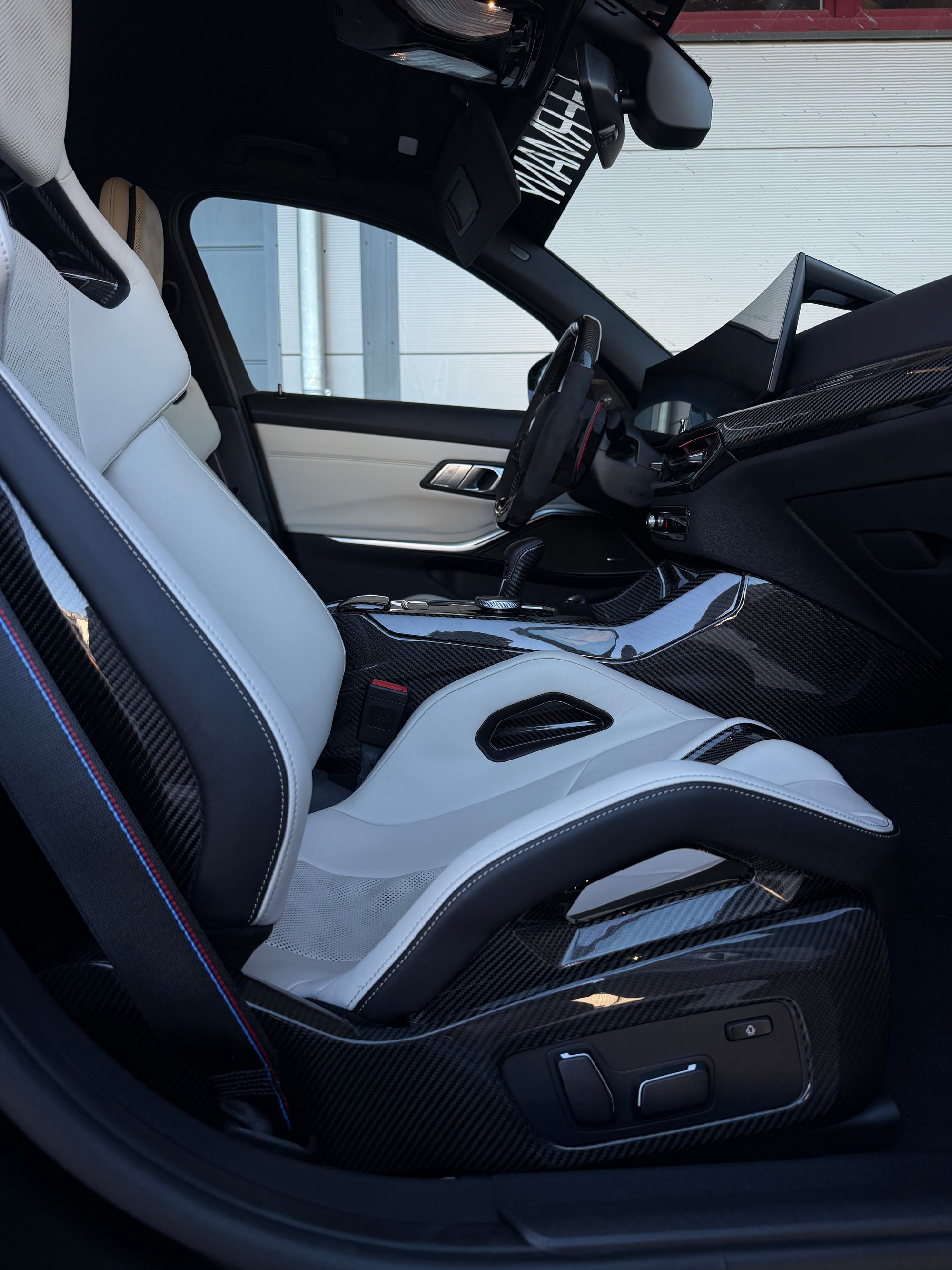 CPG V1 Carbon Sitzschalenabdeckung am BMW M Sitz montiert – sportliche Innenraumaufwertung