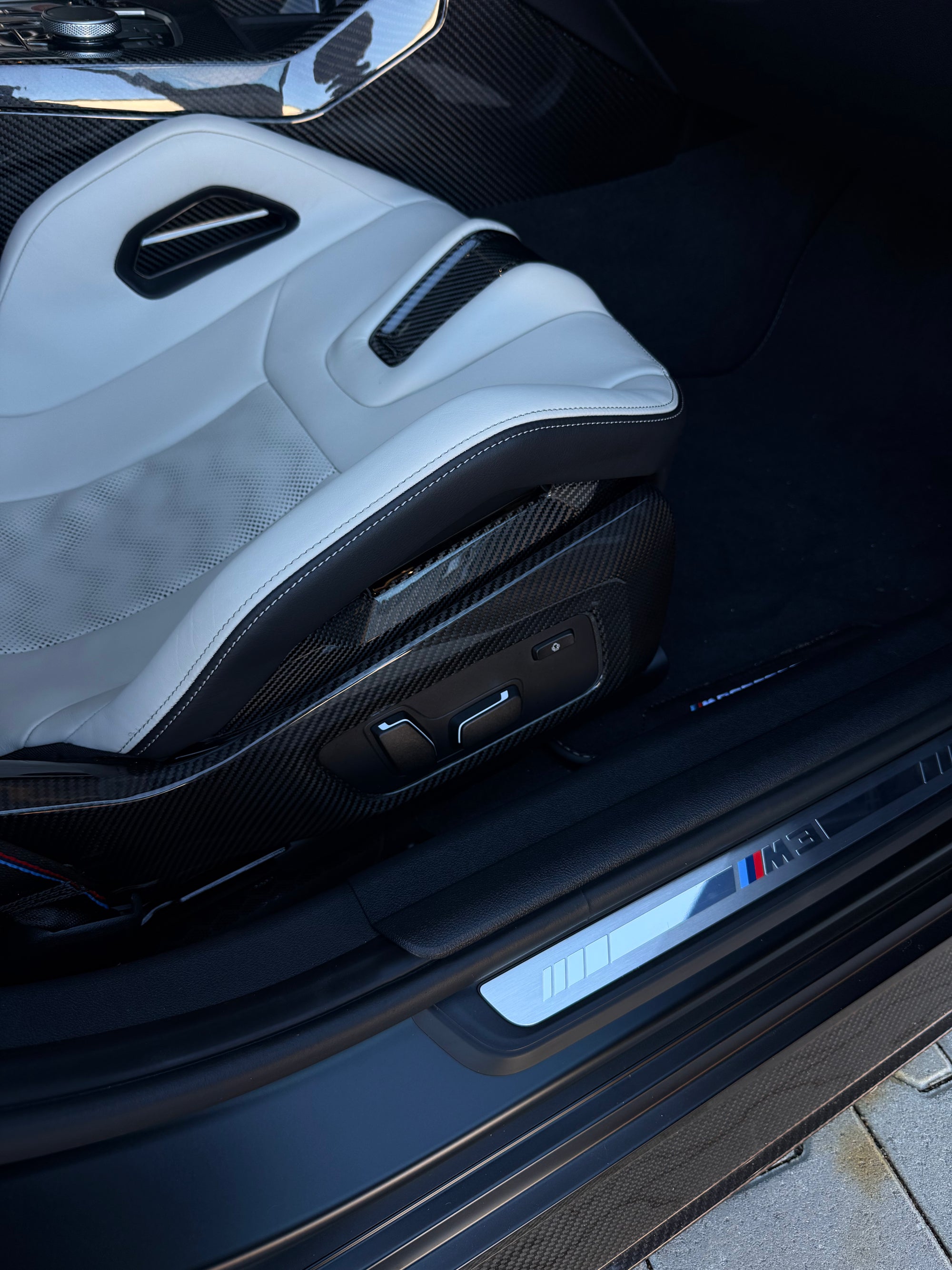 CPG V1 Dry-Carbon Sitzschalenabdeckung – Detailansicht am BMW Sportsitz