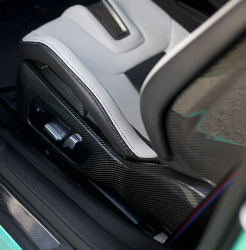 CPG V1 Dry-Carbon Sitzschalenabdeckung – Nahaufnahme der Sitzverkleidung im BMW Innenraum