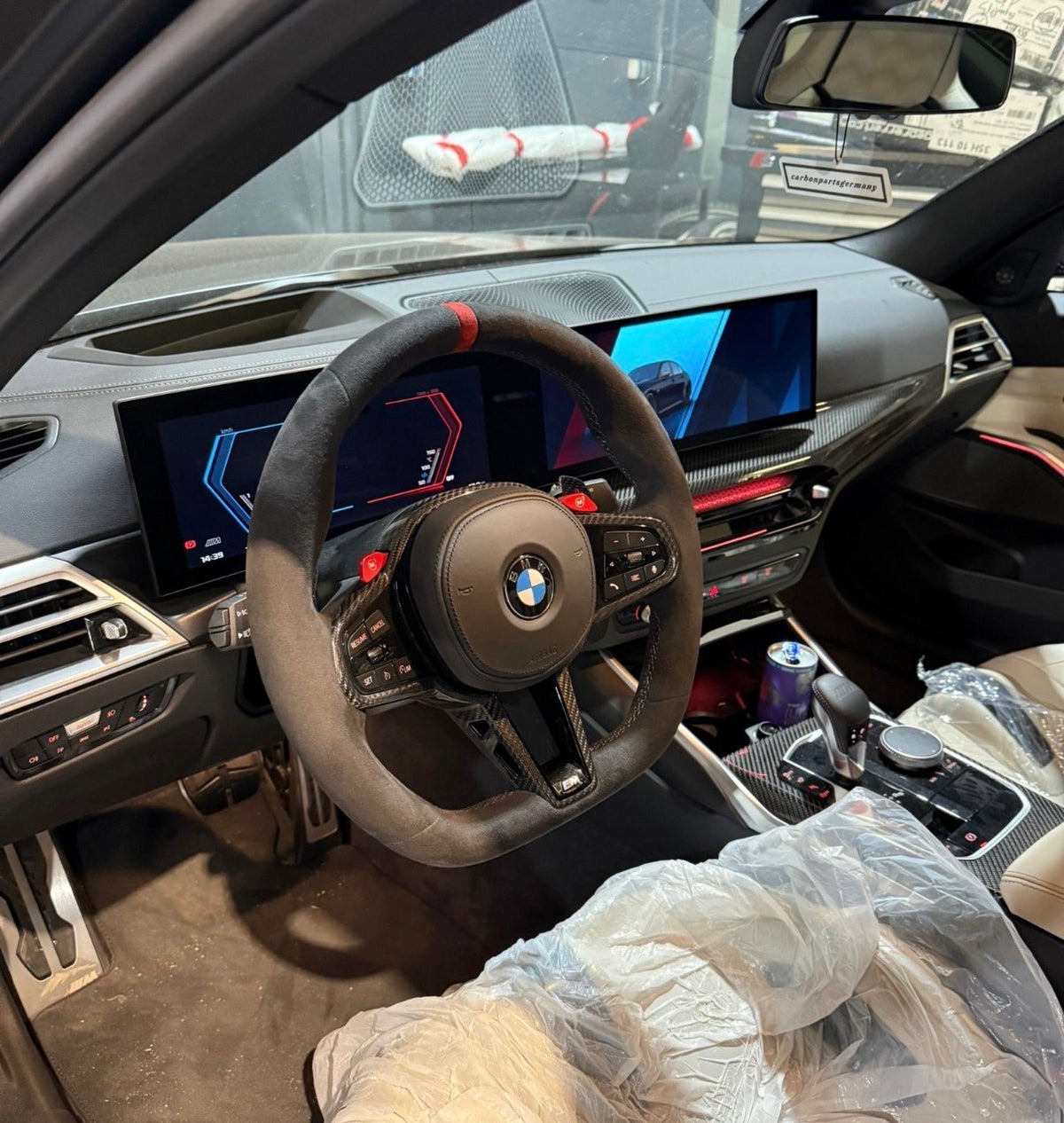 BMW LCI-Lenkrad mit montierter CPG + V2 Dry-Carbon Lenkradspange – hochwertiges Carbon-Interieur
