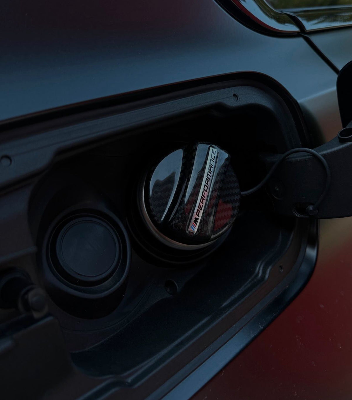 CPG V1 M Performance Carbon Tankdeckel am BMW Fahrzeug montiert – sportliche Carbon-Optik