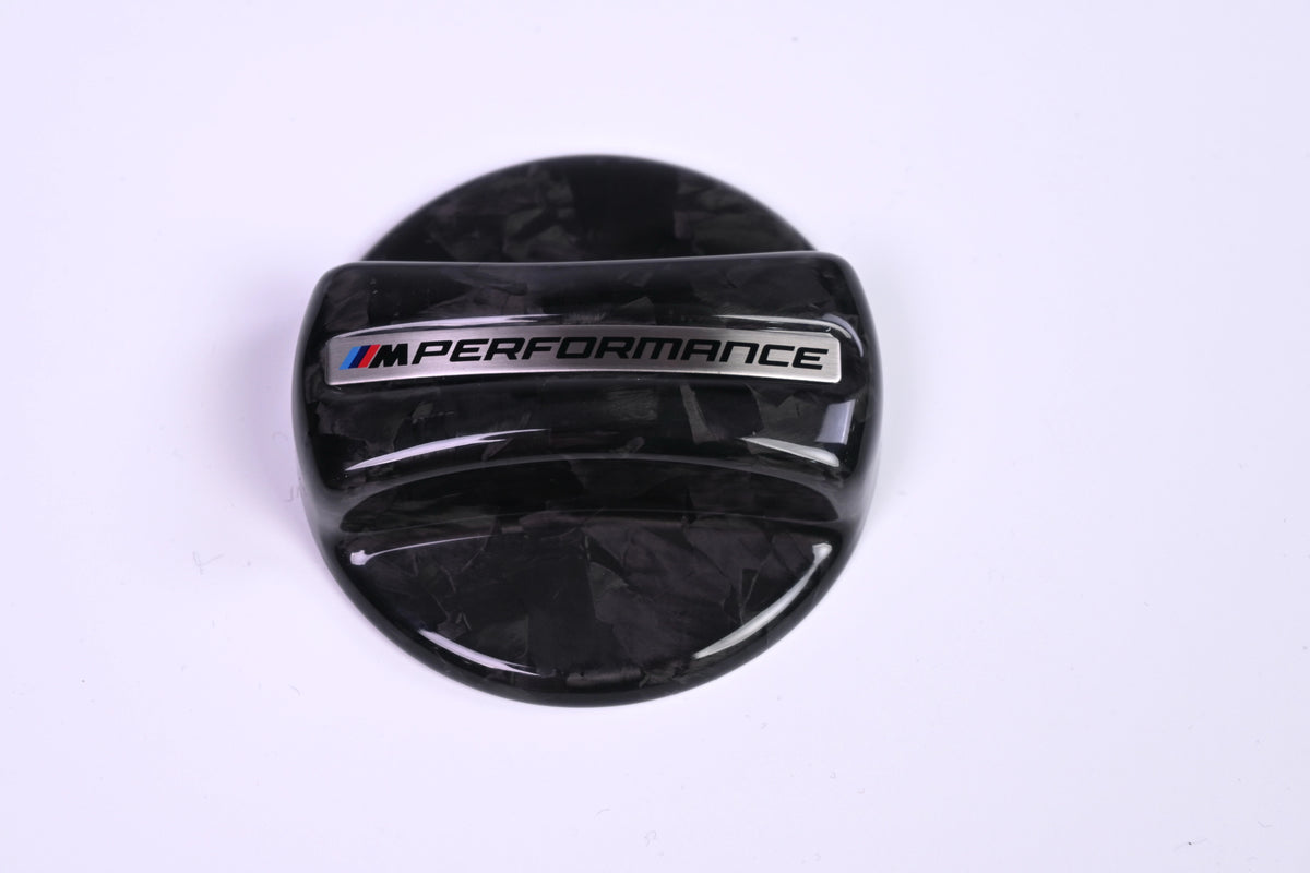 BMW Carbon Tankdeckel V1 in Forged Carbon Optik mit M Performance Schriftzug – Detailansicht