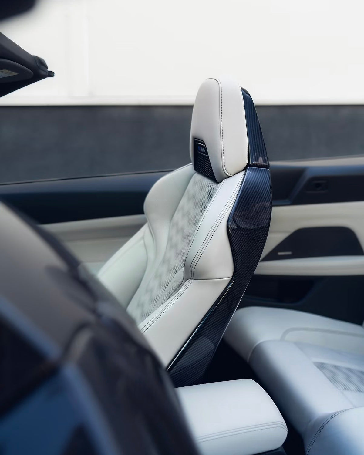BMW M Sportsitz mit CPG+ V2 Carbon Cover Seitenansicht