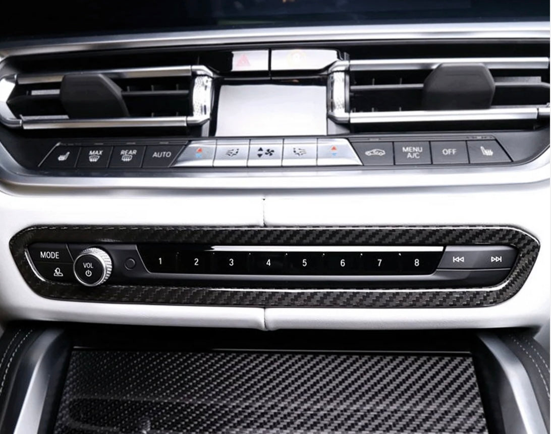 BMW M4 G82 Dry-Carbon Armaturenbrettblende für die originalen Bedienelemente im Innenraum