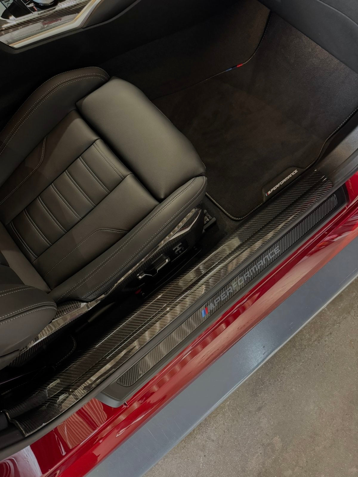 Carbon Einstiegsleisten Cover im BMW Einstiegsbereich montiert