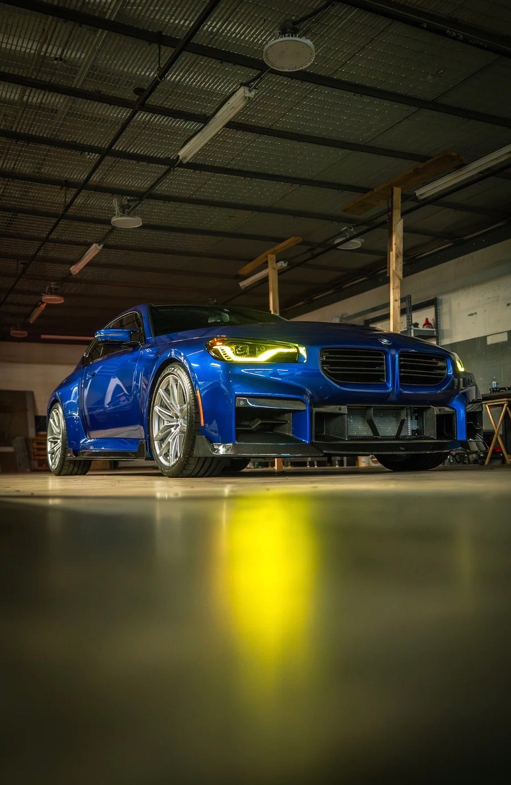 BMW M2 G87 mit verbautem Dry-Carbon Frontstoßstangeneinsatz