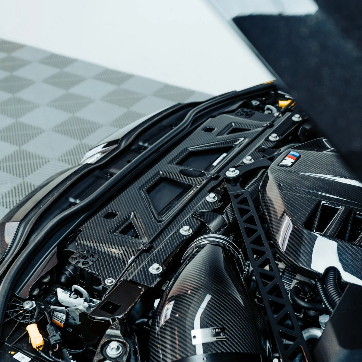 BMW M Motorraum mit montierter CPG+ V1 Kühlerverkleidung aus Dry-Carbon