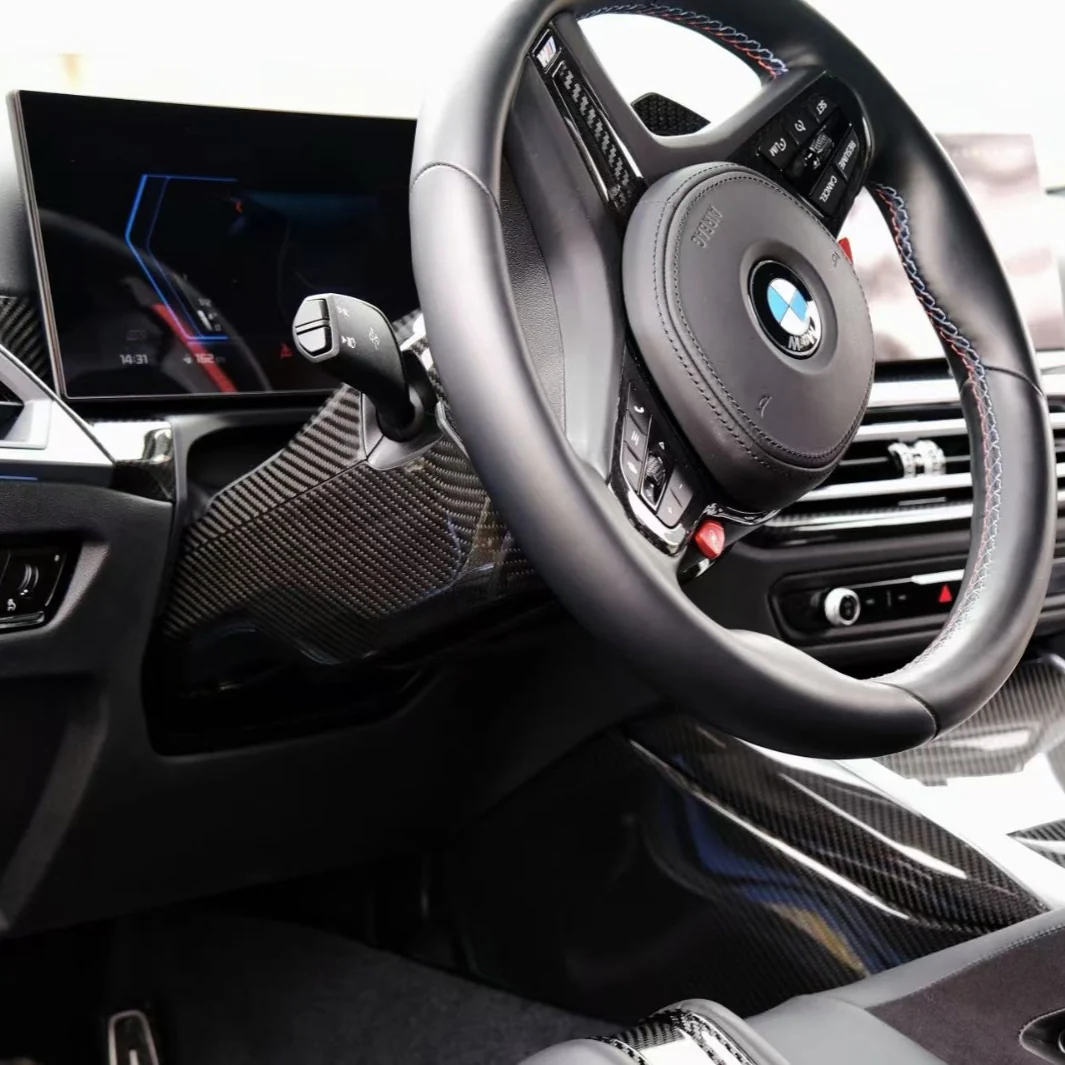 BMW M2 G87 Lenksäulenabdeckung Carbon im eingebauten Zustand