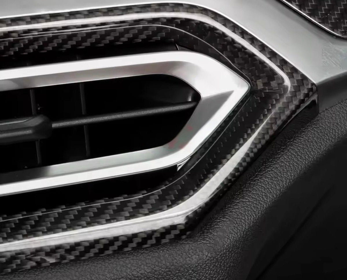 Detailansicht der CPG+ V1 Dry-Carbon Lüftungsblende am BMW M2 G87 mit ID8 Innenraum
