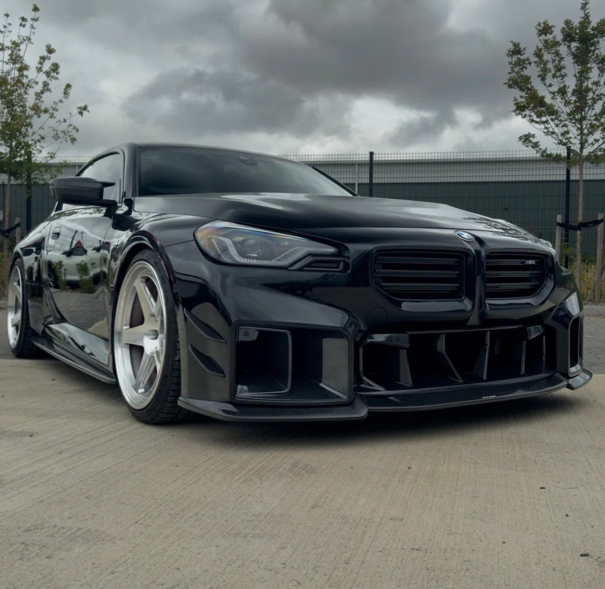 BMW M2 G87 Frontansicht mit V3 Dry-Carbon Lufteinlässen