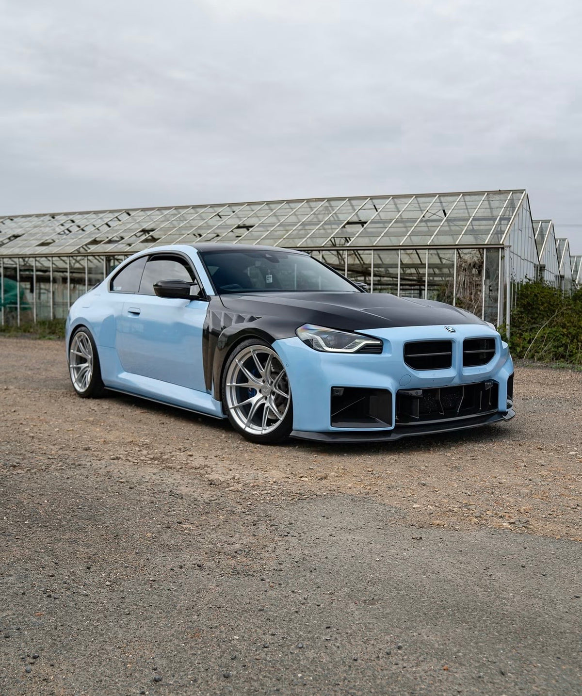 BMW M2 G87 mit CPG + V2 Carbon Lufteinlässen in der Frontansicht