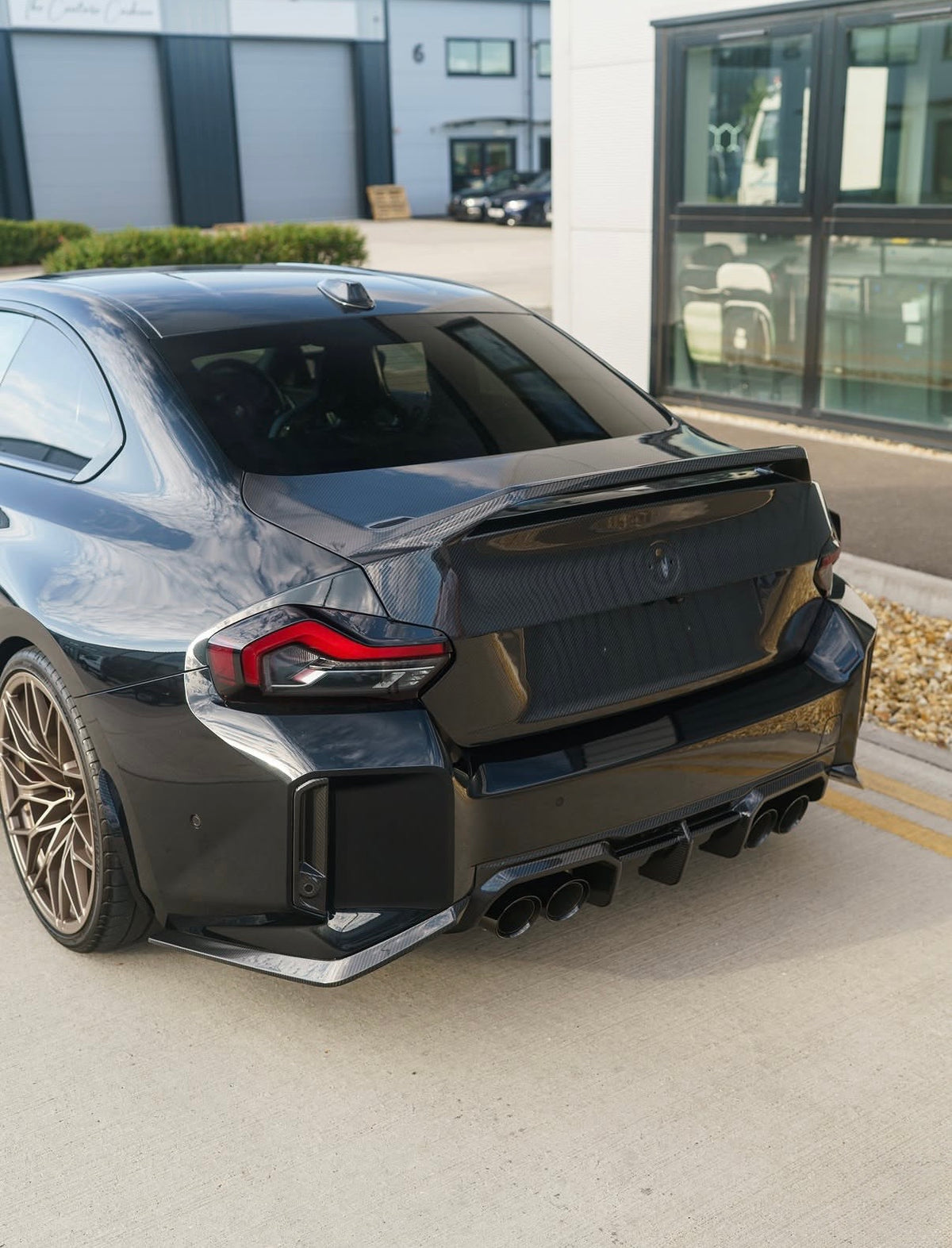 BMW M2 G87 mit CPG + V2 Carbon Reflektoren-Ersatz an der Heckstoßstange