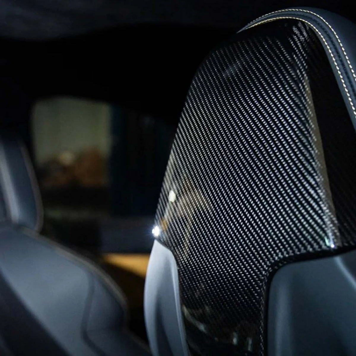 BMW M2 G87 Carbon Sitzschalen Cover am Sportsitz montiert