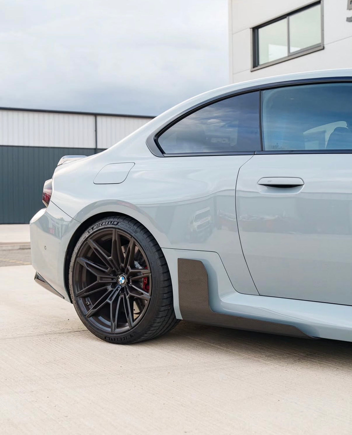 BMW M2 G87 Seitenansicht mit MP V3 Dry-Carbon Seitenschwellern im M Performance Design