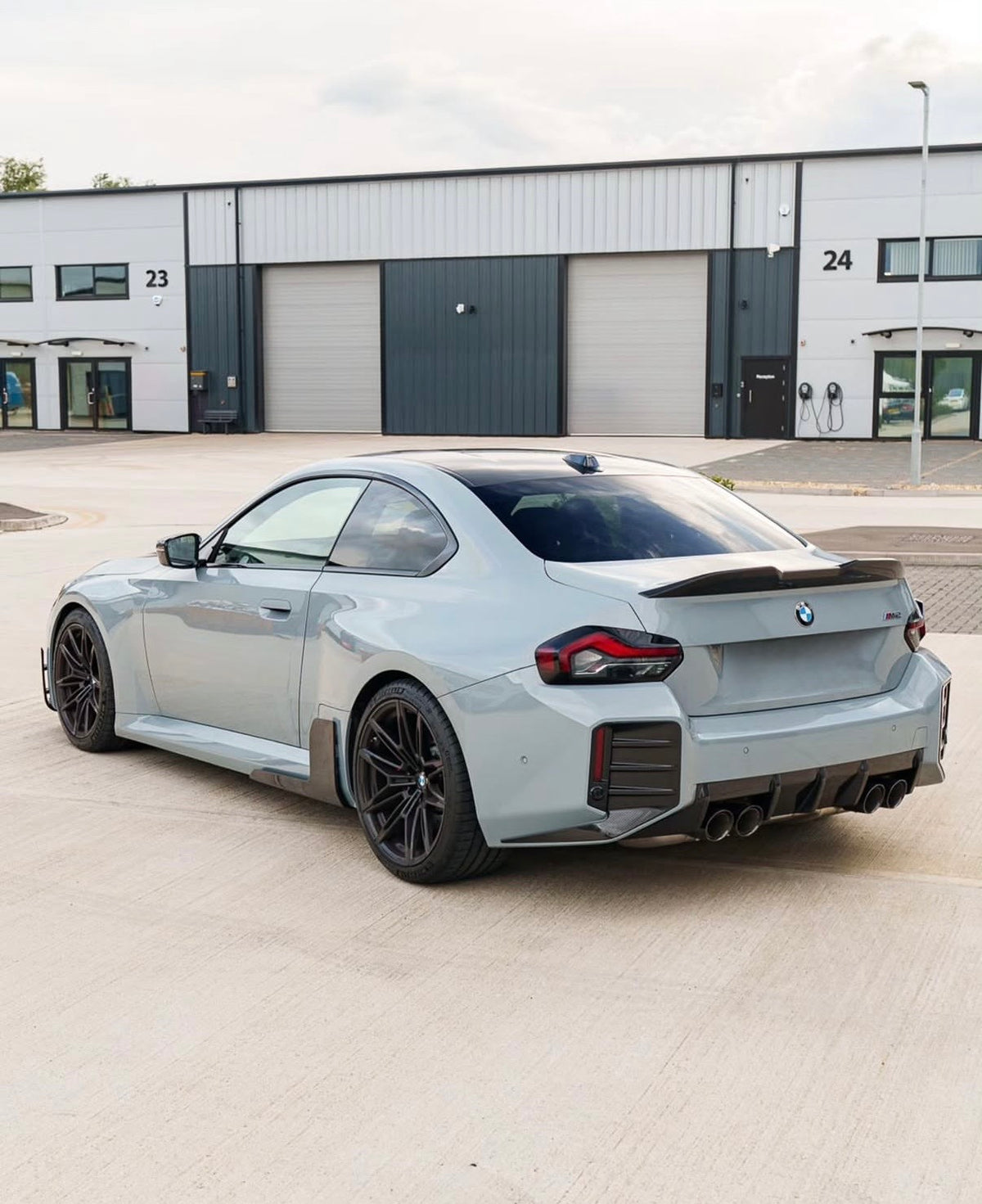 BMW M2 G87 Carbon Seitenschweller MP V3 – Fahrzeugansicht schräg von vorne