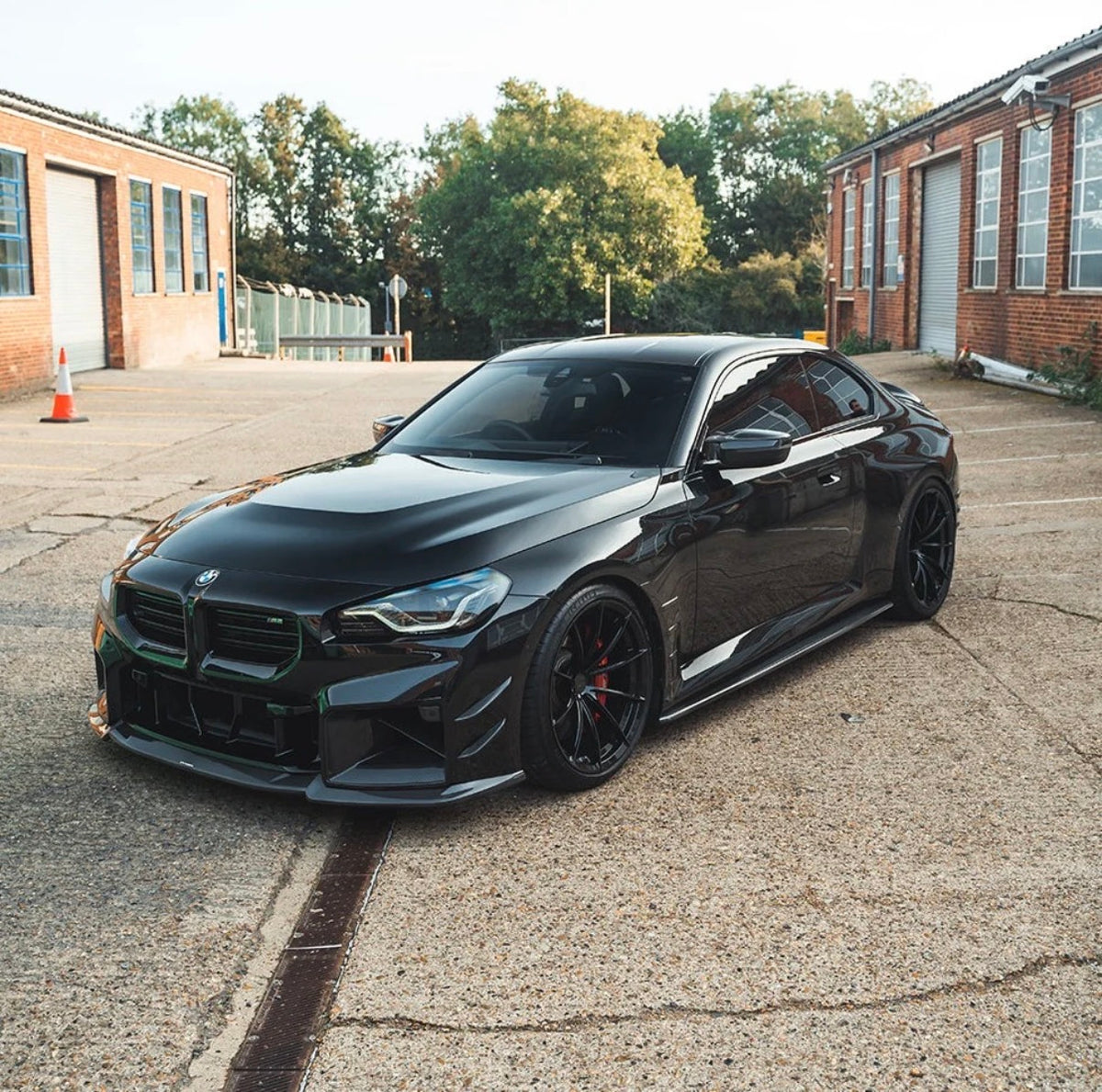 BMW M2 G87 mit CPG+ V2 Carbon Canards und sportlichem Carbon Body Kit – Fahrzeugansicht