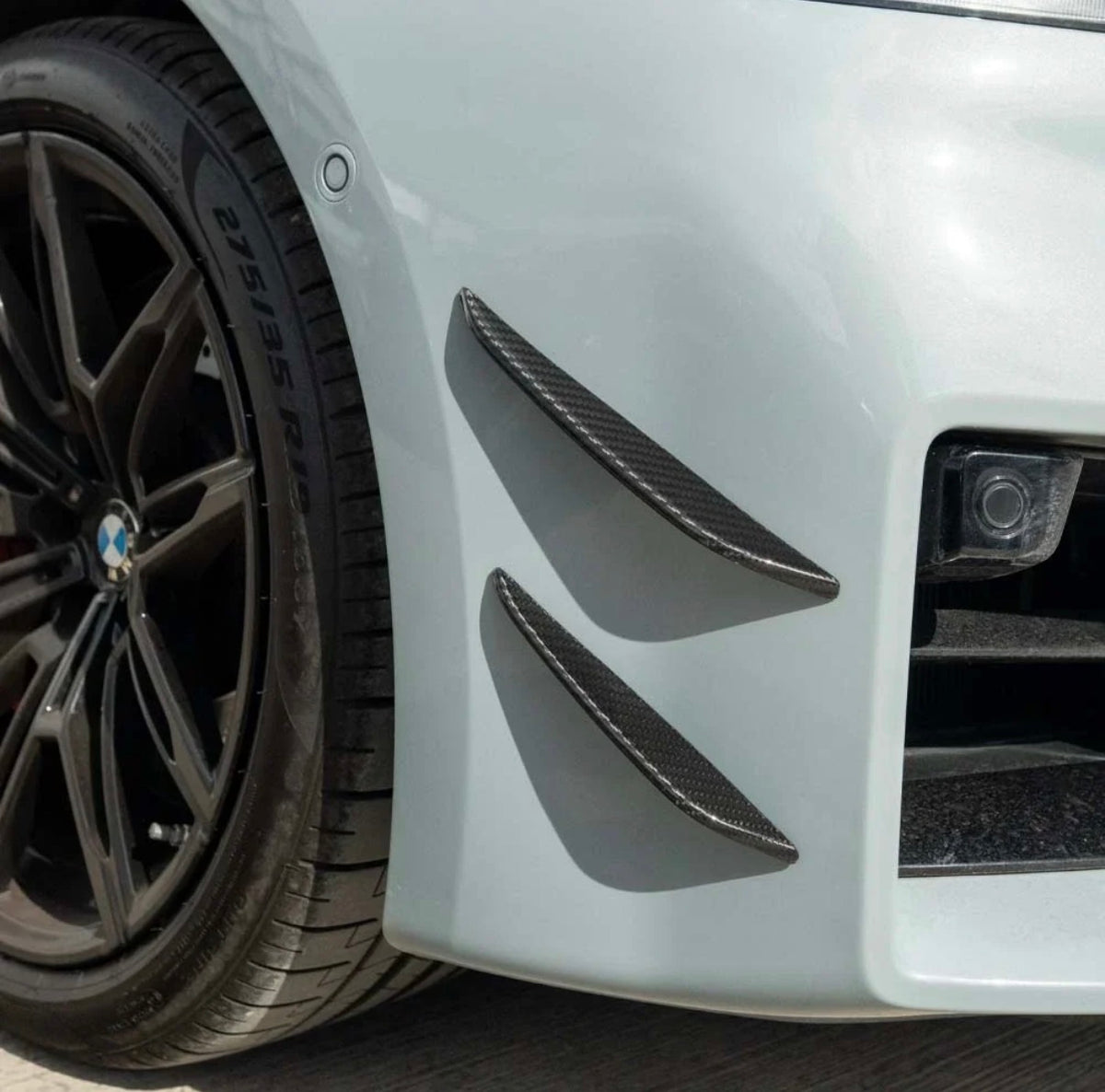 CPG+ V2 Dry-Carbon Canards passend für BMW M2 G87 – Detailaufnahme an weißer Frontstoßstange