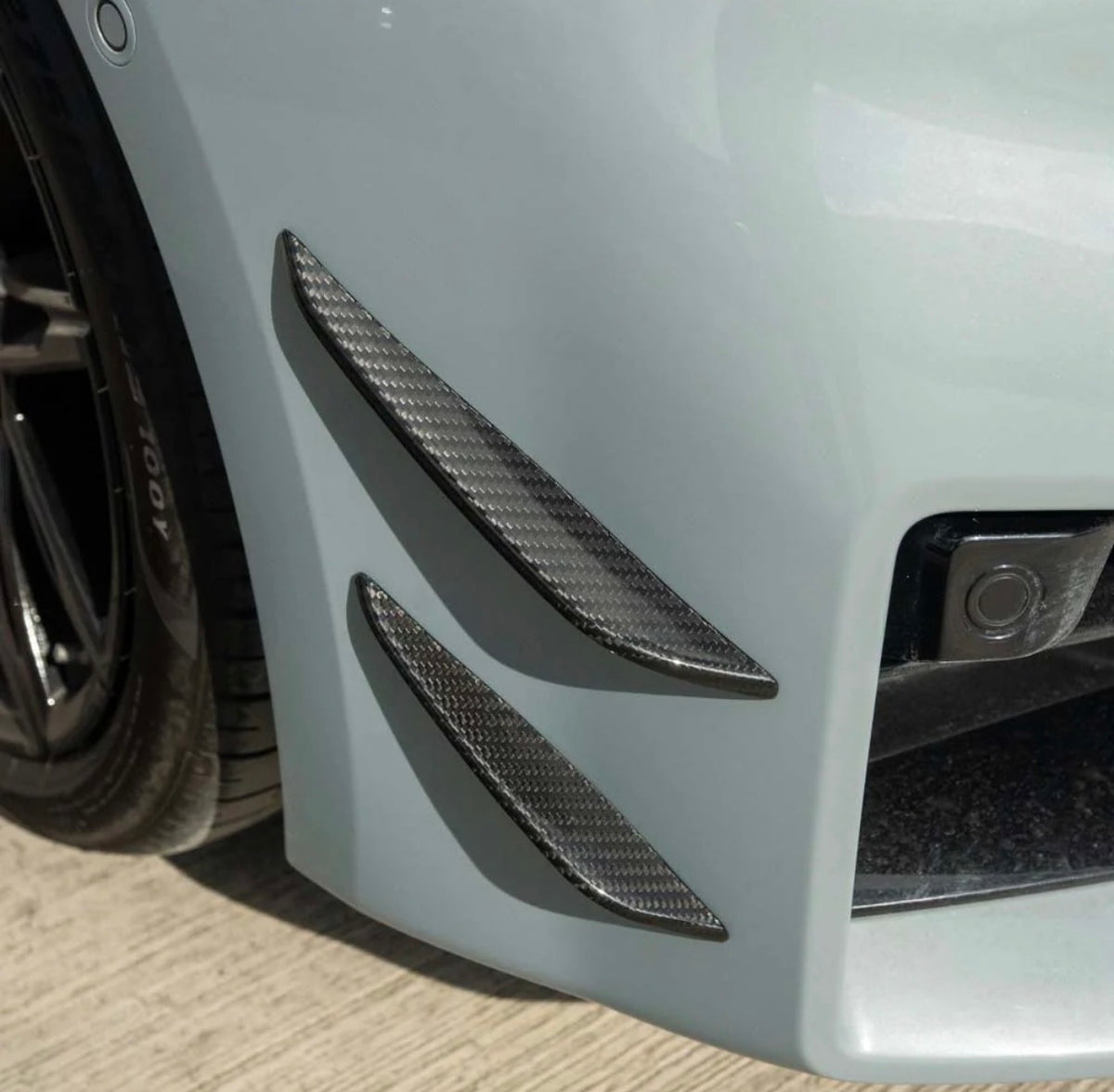 BMW M2 G87 CPG+ V2 Frontstoßstangen Canards Dry-Carbon – Nahaufnahme der montierten Carbon-Elemente