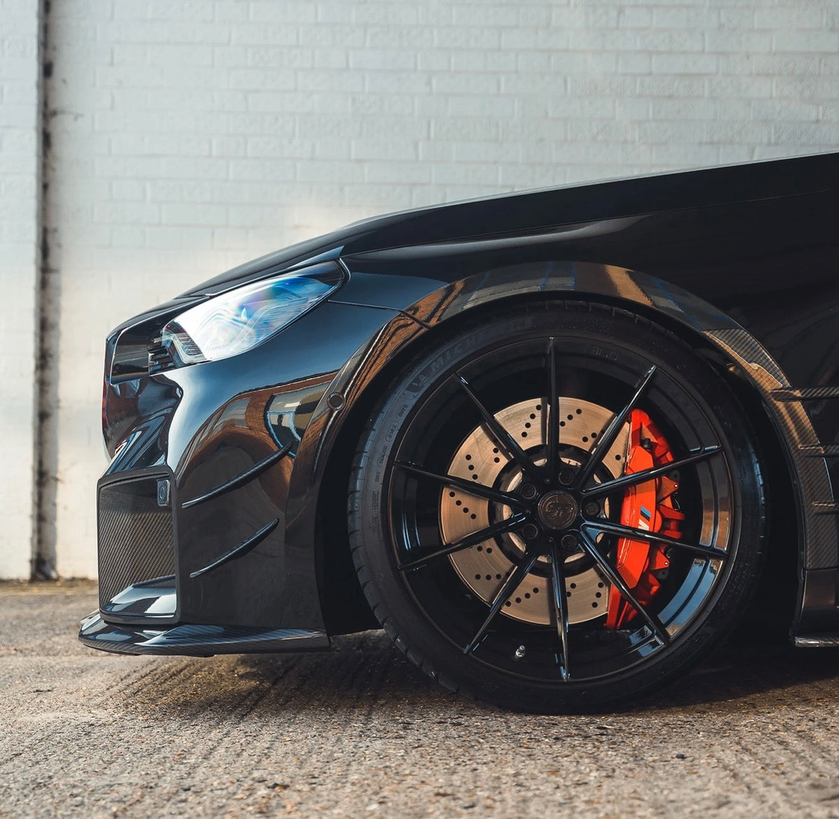 BMW M2 G87 CPG+ V2 Dry-Carbon Canards an der Frontstoßstange – sportliche Seitenansicht