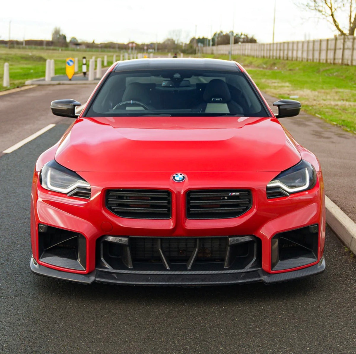     BMW M2 G87 mit montierter CPG Plus V2 Dry-Carbon Frontlippe