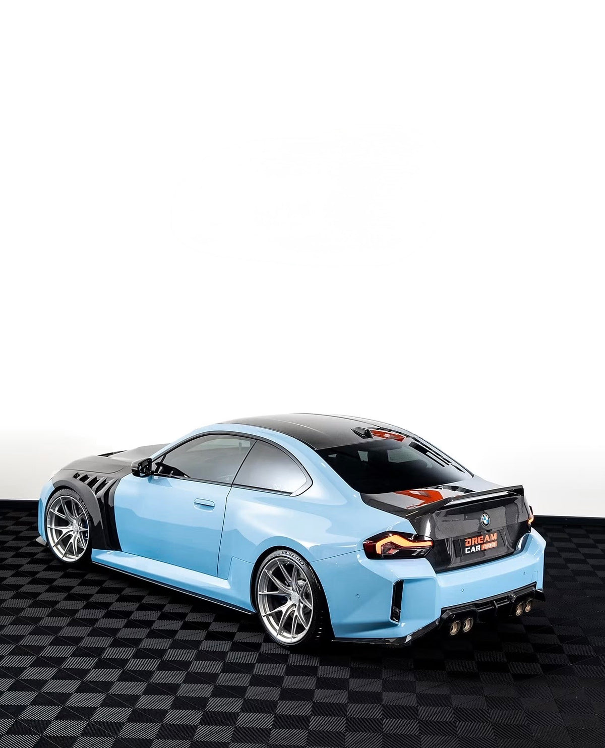 Blauer BMW M2 G87 mit CPG+ V2 Dry-Carbon Kofferraumdeckel – sportliche Heck-Seitenansicht mit Carbon Body Kit