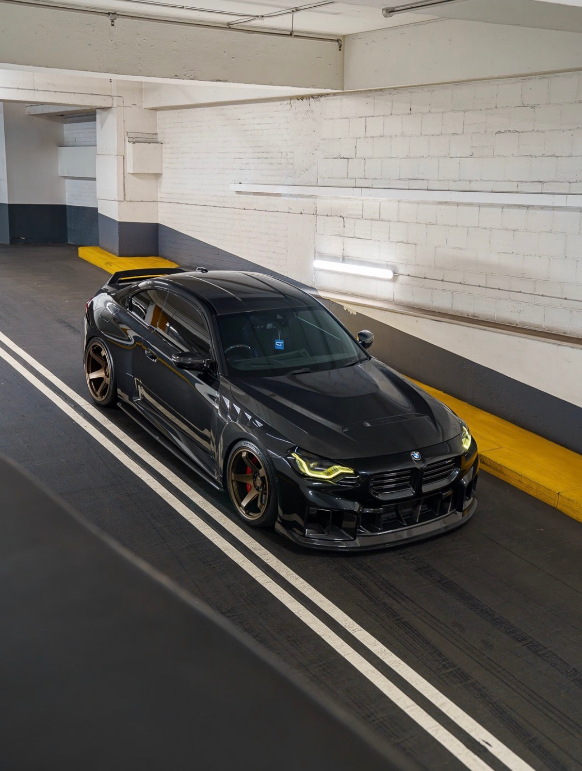 CPG+ V2 Kofferraumdeckel Dry-Carbon passend für BMW M2 G87 und 2er G42 – Heckansicht von oben mit sportlicher Spoilerform