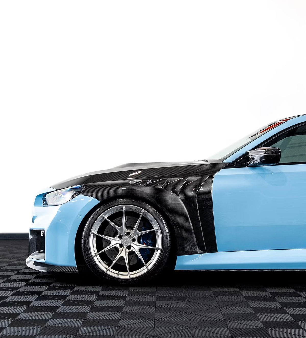 BMW M2 G87 mit CPG+ V2 Dry-Carbon Kotflügel – seitliche Fahrzeugansicht mit sportlichem Carbon Body Kit