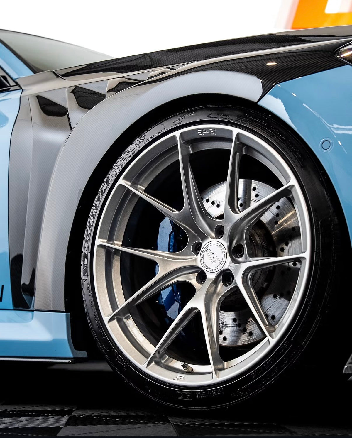 CPG+ V2 Dry-Carbon Kotflügel am BMW M2 G87 – Detailaufnahme am Vorderrad mit Carbon-Entlüftungsöffnungen