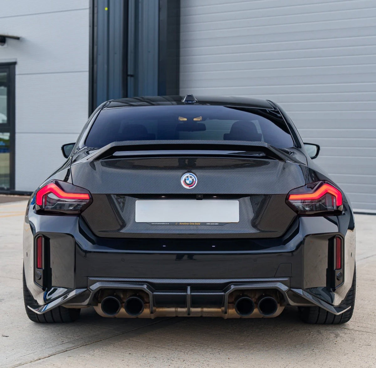 CPG+ V2 Dry-Carbon Kofferraumdeckel am BMW M2 G87 – direkte Heckansicht mit integrierter Spoilerlippe und sportlicher Carbon-Optik