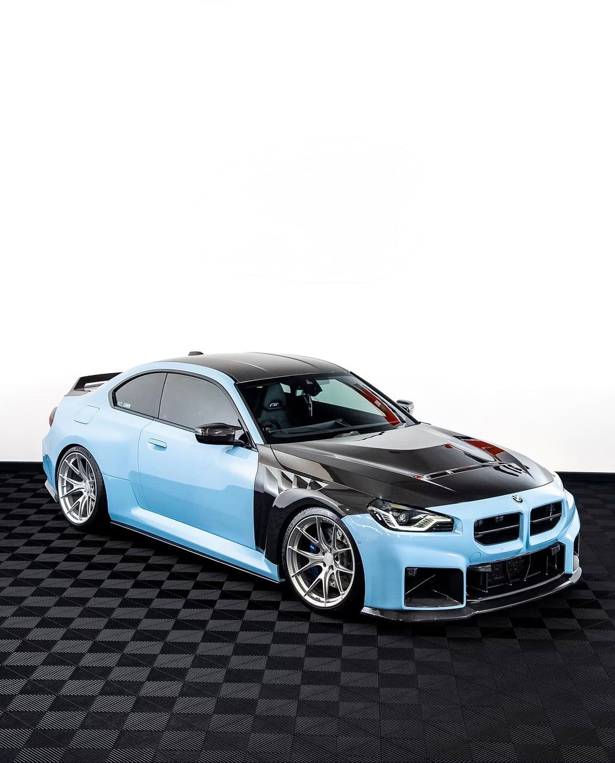BMW M2 G87 mit CPG+ V2 Carbon Kotflügeln – sportliche Front-Seitenansicht des blauen BMW M2