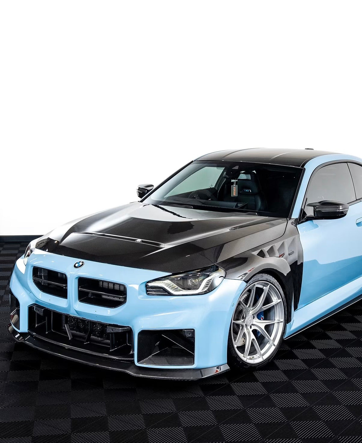 BMW M2 G87 mit CPG V2 Dry-Carbon Motorhaube – Front-Seitenansicht mit sportlichem Carbon Body Kit