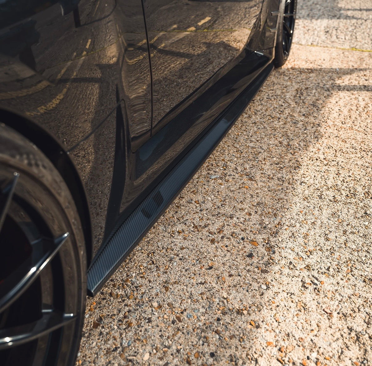 BMW M2 G87 mit CPG + V2 Dry-Carbon Seitenschwellern – sportliche Fahrzeugansicht