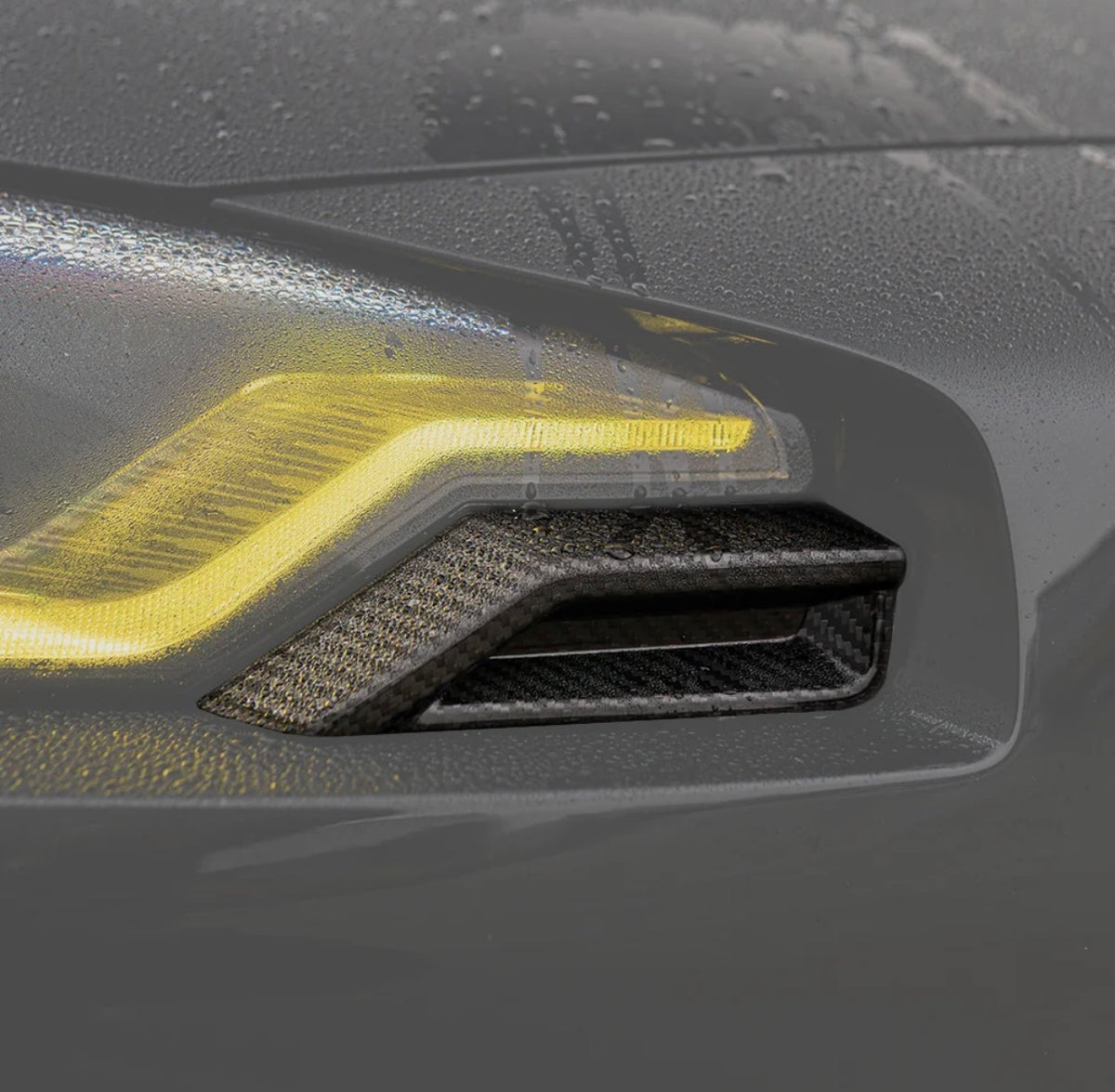 CPG V2 Dry-Carbon Scheinwerferaufsätze passend für BMW M2 G87 – Detailansicht am grauen BMW M2 mit gelbem Tagfahrlicht