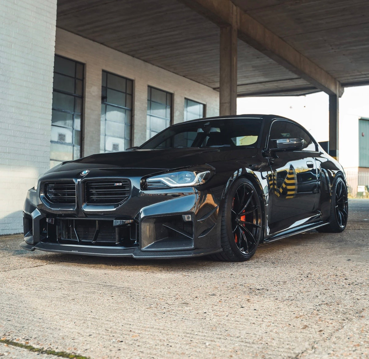 BMW M2 G87 Seitenansicht mit CPG + V2 Seitenschwellern im exklusiven In-House Design