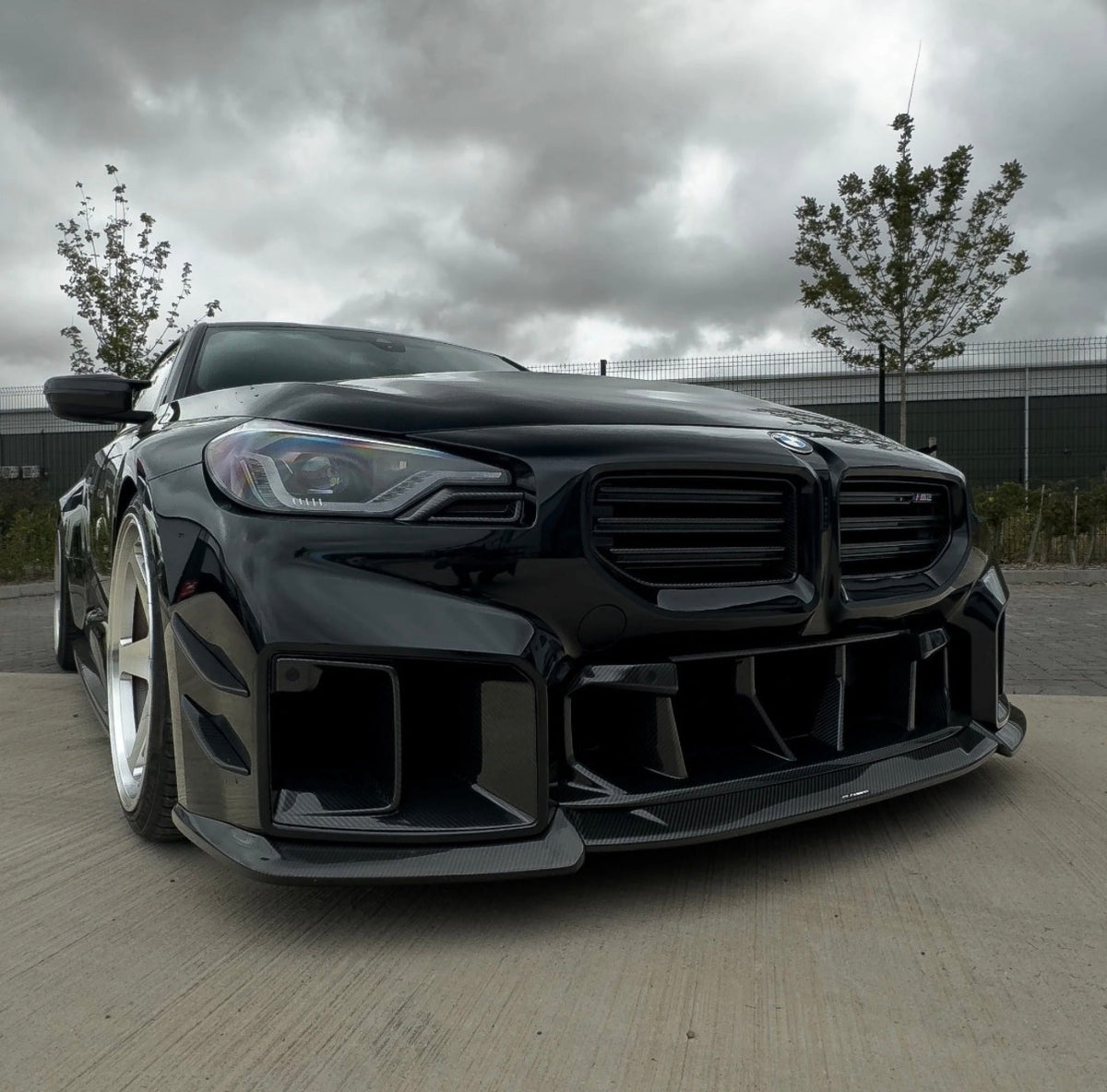 BMW M2 G87 mit CPG + V3 Dry-Carbon Lufteinlässen an der Fahrzeugfront
