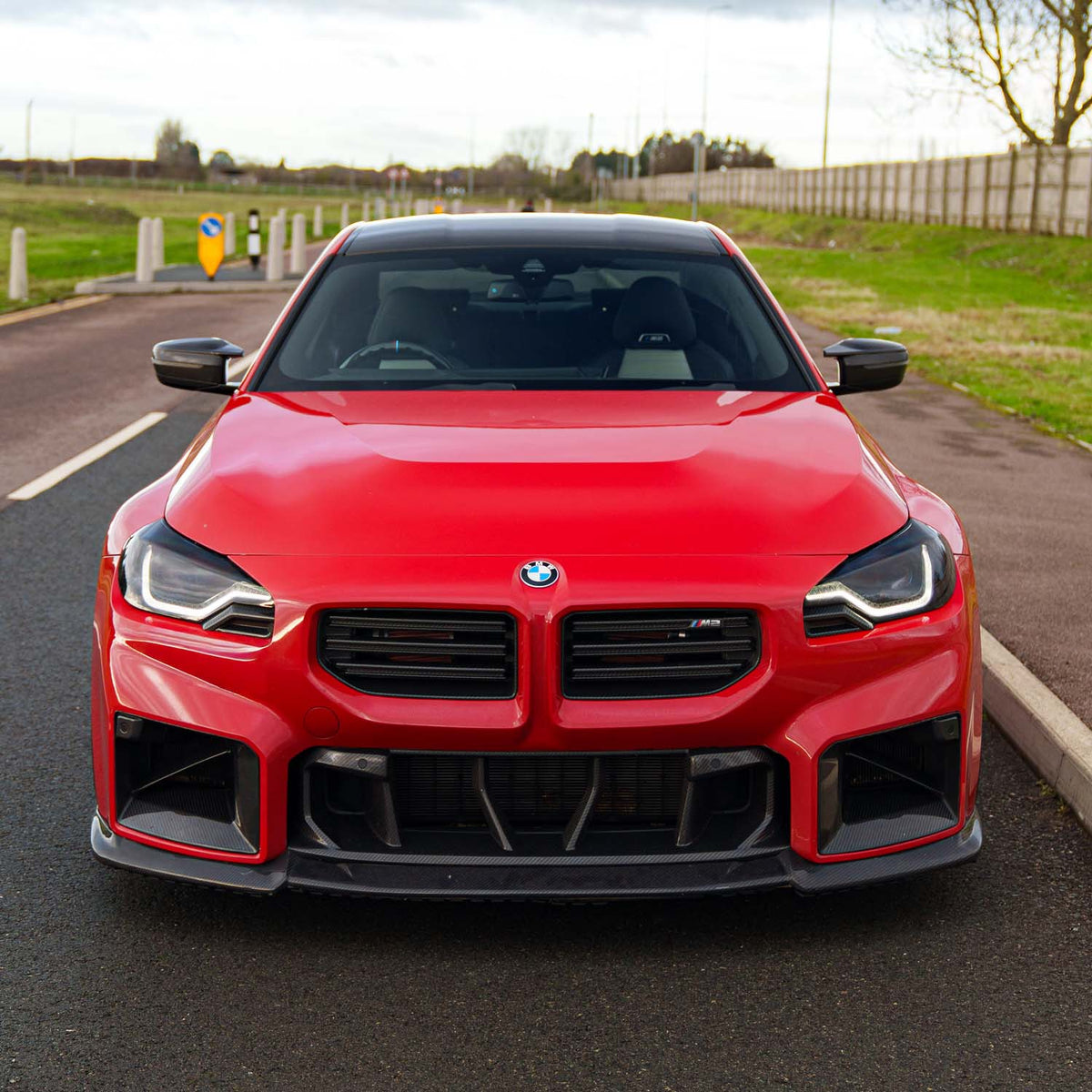 Roter BMW M2 G87 mit CPG + V4 Frontgrill aus Dry-Carbon im exklusiven hauseigenen Design von Carbon Parts Germany.