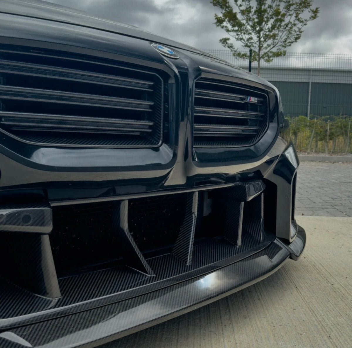 Detailansicht des CPG + V4 Frontstoßstangeneinsatzes aus Prepreg Dry-Carbon für BMW M2 G87.