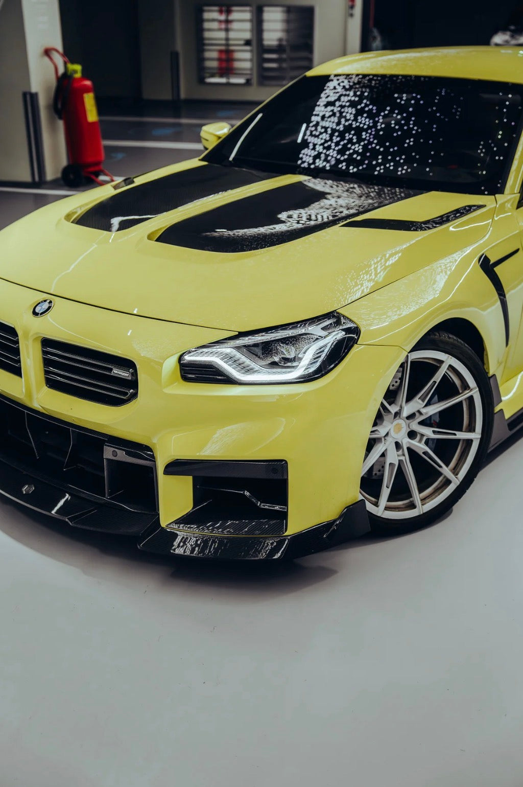 CPG x RV V1 Carbon Motorhaube montiert am gelben BMW M2 G87 – sportliche Fahrzeugansicht