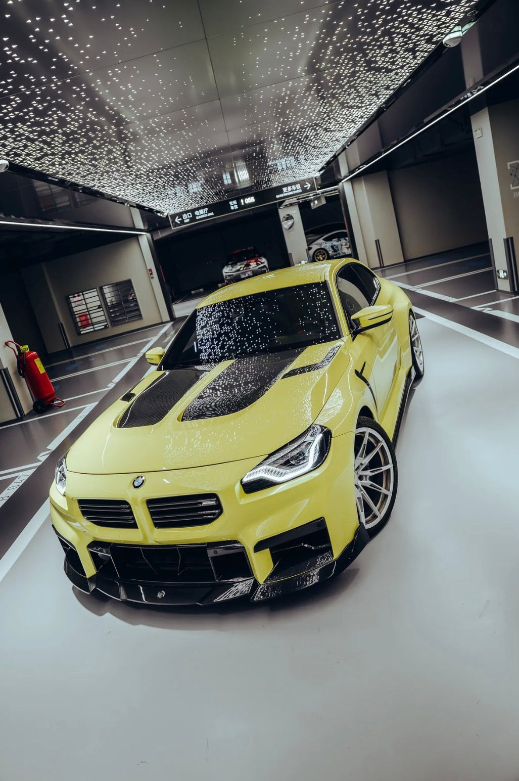 BMW M2 G87 in Gelb mit CPG x RV V1 Carbon Motorhaube – sportliche Front- und Seitenansicht