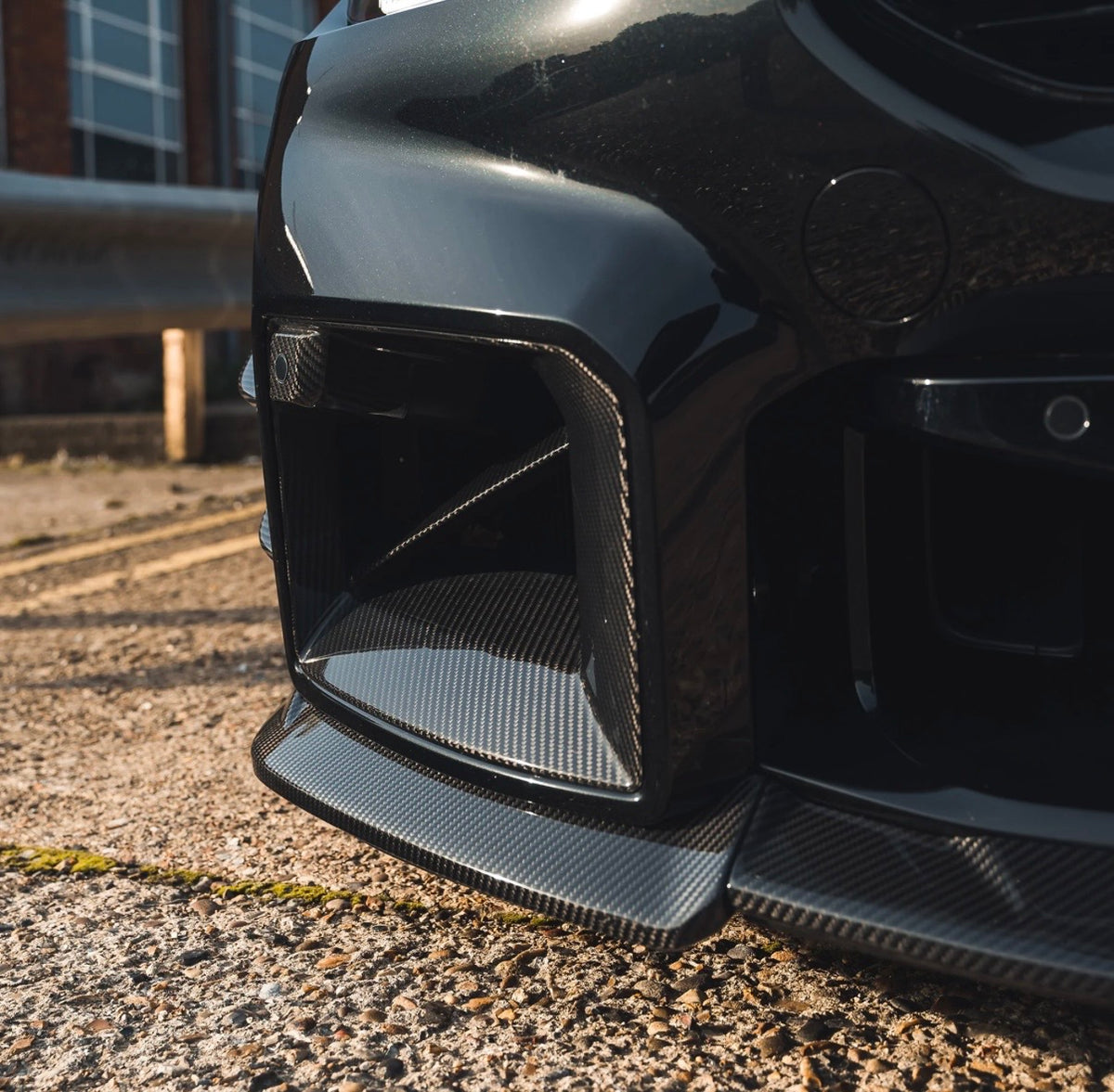     Detailansicht der CPG+ V3 3-teiligen Dry-Carbon Frontlippe für BMW M2 G87