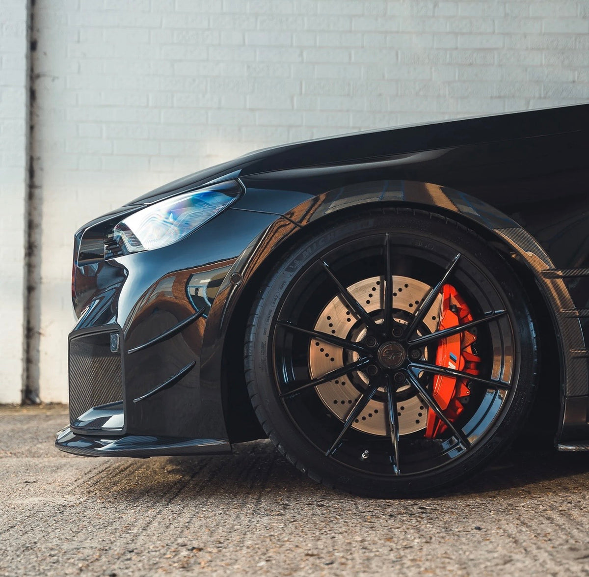     BMW M2 G87 mit CPG+ V3 Prepreg Dry-Carbon Frontlippe