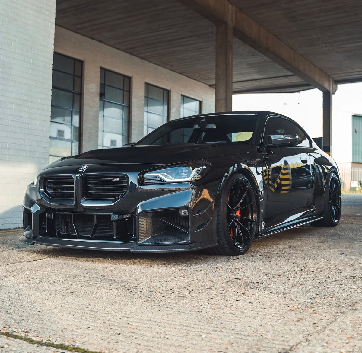     BMW M2 G87 mit montierter CPG+ V3 3-teiliger Dry-Carbon Frontlippe