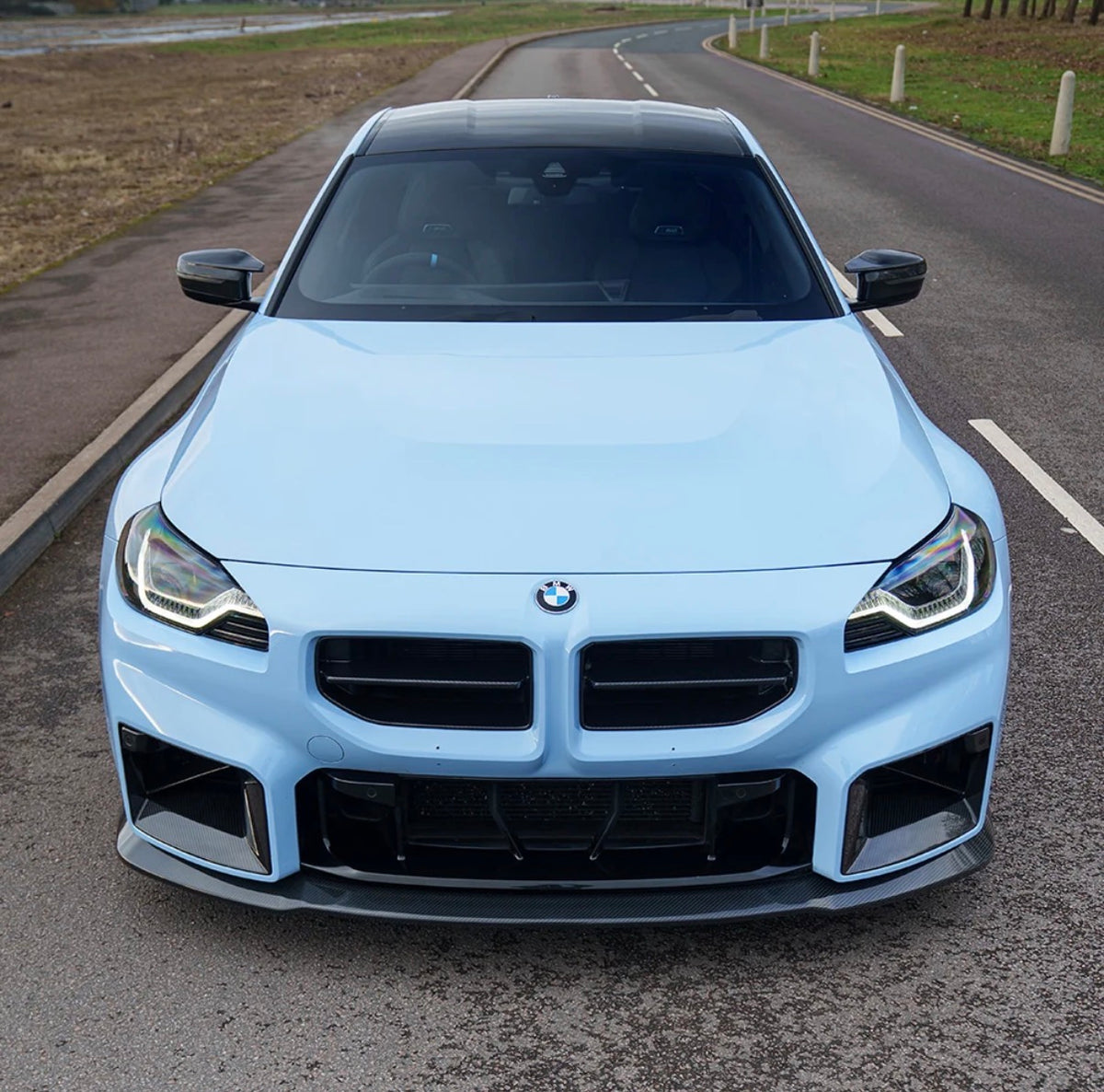     BMW M2 G87 mit CPG+ V5 Dry-Carbon Frontlippe Frontansicht