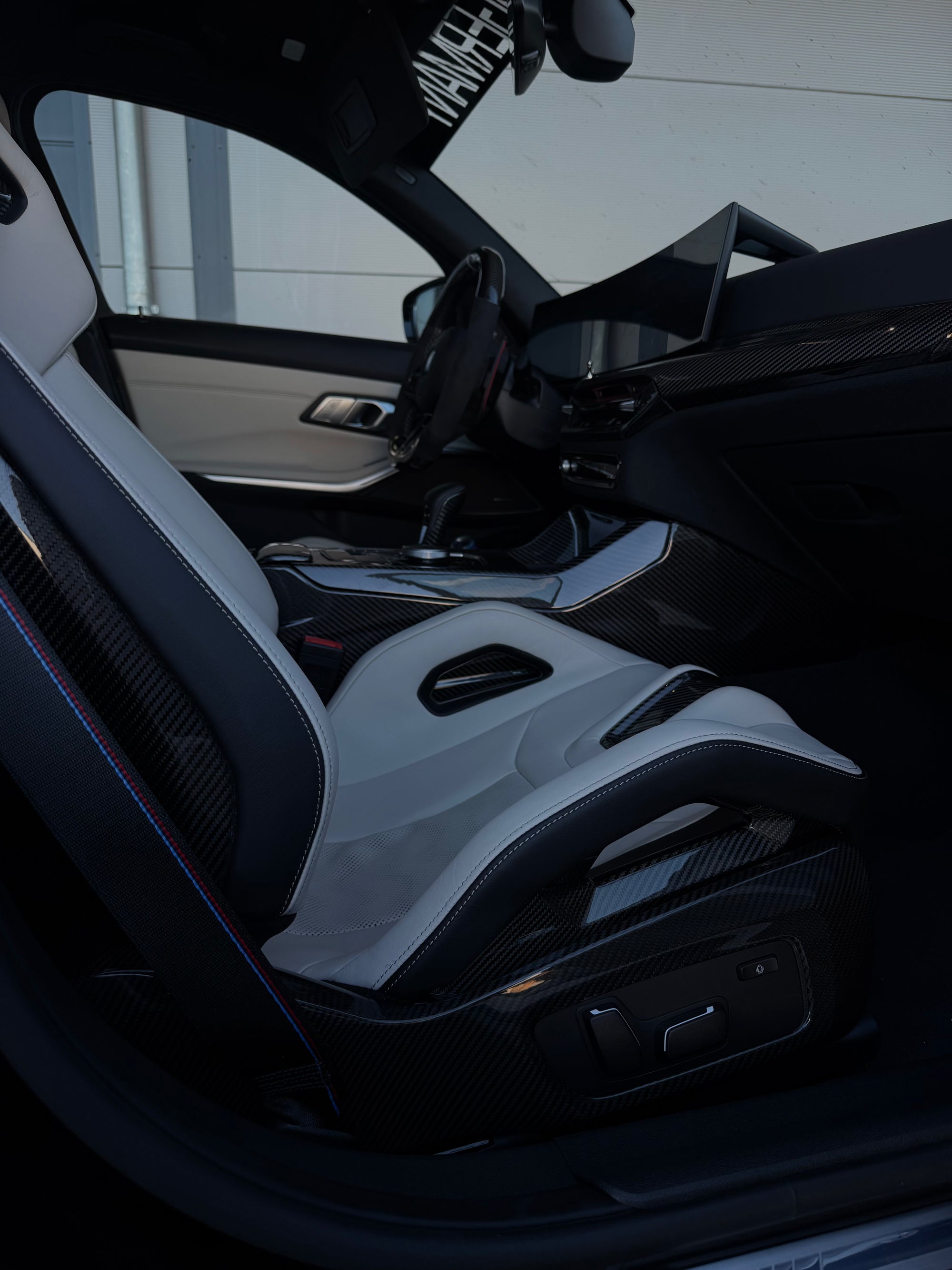 CPG+ CS Carbon Mittelkonsole im BMW Innenraum eingebaut