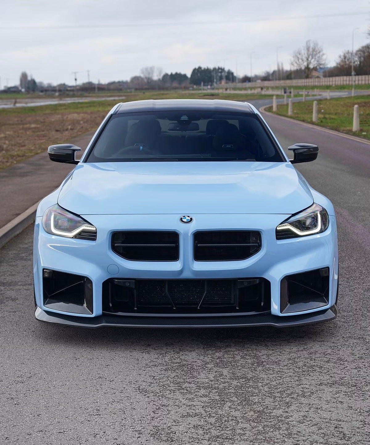 BMW M2 G87 Front mit V2 Dry-Carbon Lufteinlässen